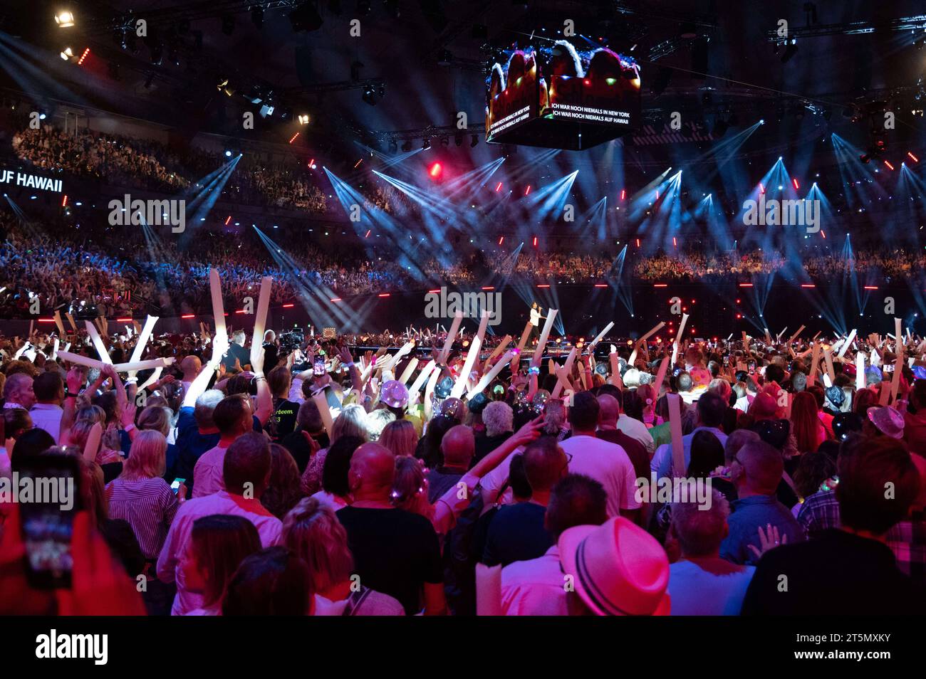  Schlagerfans. in der Dortmunder Westfalenhalle, allgemein, feature Illustration 